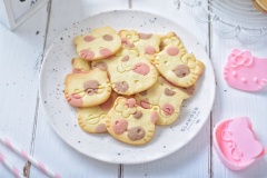 Cho bánh quy bơ hình mèo kitty ra rack đợi nguội là có thể dùng. Bảo quản bánh quy bơ trong hũ kín để nơi thoáng mát có thể giúp bạn dùng dần trong thời gian dài. Món bánh quy bơ giòn tan thích hợp cho cả nhà dùng nhâm nhi ăn vặt cực hấp dẫn. Đảm bảo các bé nhà bạn sẽ thấy thích thú với những chiếc bánh quy mơ hình mèo kitty này cho xem.