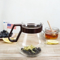 Chuẩn bị bình trà giữ nhiệt, cho vào bình trà 1/4 cup quả việt quất tươi, 2 muỗng cà phê gừng bào sợi, 2 lát chanh vàng, trộn đều. Sau đó cho ½ cup nước sôi vào bình trà, để ngâm 5 phút.