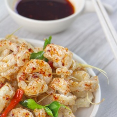 Từng miếng da heo được chiên giòn tan ngấm đều nước mắm kiểu Thái đậm đà, cộng với mùi thơm và màu sắc bắt mắt của tỏi sả ớt lá chanh, quá hấp dẫn đúng không nào? Bỏ ra một chút thời gian, bù lại bạn sẽ có được một hũ tai heo chiên giòn ngon lành như thế này để nhâm nhi khi rảnh rỗi hoặc đãi bạn bè và người thân lúc tụ tập thì quá đỉnh rồi đúng không.