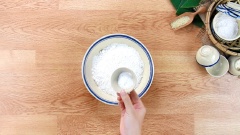 Trộn 8gr bột nổi và 1/2 muỗng cà phê muối vào 200gr bột mì cho hòa quyện. Rây bột lại cho mịn.