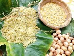 Cốm dẹp đãi sạch cát. Đậu xanh vo sạch, ngâm nước khoảng 30 phút cho nở. Hạt sen lấy bỏ tim sen.