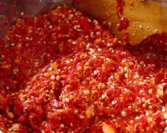 Tưới khoảng 5 muỗng cà phê giấm gạo (hoặc rượu trắng) vào. Trộn thật đều. 