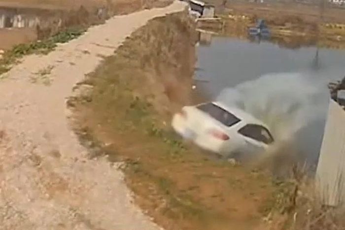 Đang lái xe về quê, nữ tài xế bất ngờ lao ô tô xuống sông ở khúc cua - Tạp chí Doanh Nghiệp Việt Nam