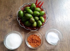 Cóc rửa sạch vỏ, nạo vỏ rồi thả vào chậu nước để nguội pha với chút muối. Ngâm cóc khoảng 15 phút, sau đó vớt ra để ráo nước.