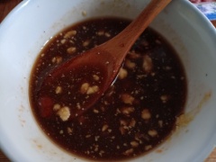 Pha hỗn hợp om cà tím: 2 muỗng cà phê đường + 2 muỗng cà phê tương ớt + 2 muỗng cà phê chao + 5 muỗng canh xì dầu + 2 muỗng canh nước lọc => khuấy đều
