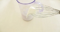 Đập 3 trứng gà, tách riêng lòng đỏ và lòng trắng trứng. Sau đó, đánh tan đều lòng đỏ trứng. Còn lòng trắng thì đánh tan với đường thành kem tươi.