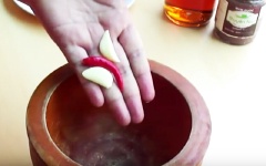 Cho 2 tép tỏi bóc sạch vỏ, 1 trái ớt tươi vào cối, giã nhuyễn.