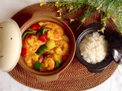 Cà ri tôm ăn hơi cay và hơi ngọt, nên dùng sữa có đường rồi thì không nêm đường nữa. Tôm không ướp gia vị hoặc ướp bột cà ri trước.