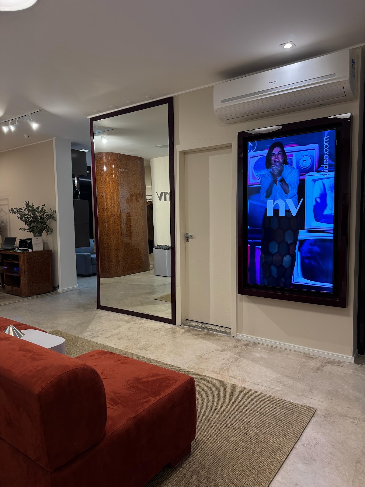 Composições elegantes NV — showroom Low Profile + Dreams