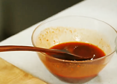 Trong chén nhỏ trộn đều hỗn hợp sốt gồm: 2 muỗng canh tương ớt Hàn, 1 muỗng canh nước tương, 1 muỗng canh mạch nha, 1 muỗng cà phê tỏi băm, 2 muỗng canh rượu trắng.
