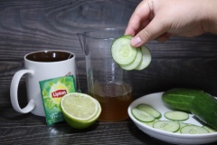 Trà xanh mình dùng của lipton nhe các bạn, ủ trà 15 phút rồi lấy 120ml trà. Bạn thắc mắc lúc ủ sẽ là bao nhiêu phút thì đọc trên bao bì là 1 phần, 1 phần là tùy khẩu vị, bạn thích uống trà đậm nhạt mà gia giảm lượng nước nhé. Cho dưa leo vào cối.