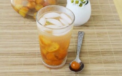 Cuối cùng cho đá viên, rượu Cachaca và tắc đã dằm vào bình thủy tinh, lắc đều là thức uống của chúng ta hoàn thành rồi! Đây sẽ là sự kết hợp chua chua, ngọt ngọt thật là ngon.
