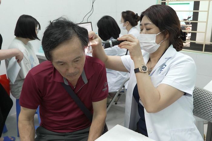 Phường Yên Hòa khám sức khỏe miễn phí cho người yếu thế - Đài Phát thanh và truyền hình Hà Nội