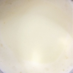 Cho cream và sữa tươi (lượng cream = sữa tươi) vào máy xay sinh tố, xay đều vài lượt (làm vậy khúc bạch sẽ mịn). Rồi cho ra nồi thêm đường vào nấu sôi lên. Khuấy đều 1 gói bột rau câu với khoảng 500ml nước, rau câu nở cho vào nấu cùng với cream và sữa tươi. Nếm thử độ ngọt tuỳ khẩu vị.