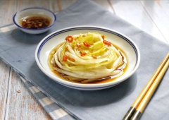 Bày trí salad hẹ trộn gừng tỏi ăn kiêng ra tô cho đẹp mắt là có thể dùng. Món salad ăn kiêng có những cọng hẹ dai mềm, thơm ngon, tỏi, ớt và gừng băm cay thơm, quyện cùng nước tương đậm đà, thật hấp dẫn. Món salad hẹ không chỉ hổ trợ giảm cân hiệu quả mà còn rất mát, tốt cho tim mạch và tiêu hóa.