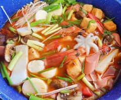 Tiếp theo, cho 3 tô nước, nấm đông cô vào nấu. Khi nước sôi thì cho mực, bạch tuộc, tôm và các nguyên liệu còn lại nấu thêm vài phút. Nêm nếm gia vị cho vừa ăn là tắt bếp.