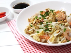 Tắt bếp, cho hành lá vào trộn đều, trút ra đĩa rồi thưởng thức. Món phở xào chua ngọt đơn giản, dễ làm cho một bữa ăn của gia đình nhé!