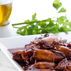 Mực sữa sốt tương ăn kèm với cơm là ngon nhất đó! Mực sữa có vị chua dịu của me, kết hợp với vị béo ngậy của nước tương trộn bơ, tuyệt lắm đó. Mực được tẩm ướp kĩ càng nên khi ăn đậm đà hơn hẳn nhé!