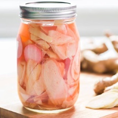 Gừng ngâm kiểu Nhật có màu hồng nhạt trong rất đẹp mắt, thích hợp ăn trong những ngày trời lạnh, giúp làm ấm người và chữa ho rất hiệu quả nhé. Nếu là một tín đồ của món Nhật, bạn hãy lưu ngay cách làm gừng ngâm giấm đúng kiểu Nhật này để mời cả nhà ăn ngon. Tuy nhiên, không nên ngâm quá nhiều gừng trong một mẻ, vì cách làm gừng ngâm kiểu Nhật có thể dùng ngay nhé.