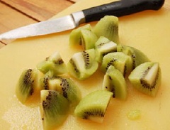 Kiwi gọt vỏ, cắt thành từng miếng vừa ăn, để riêng.