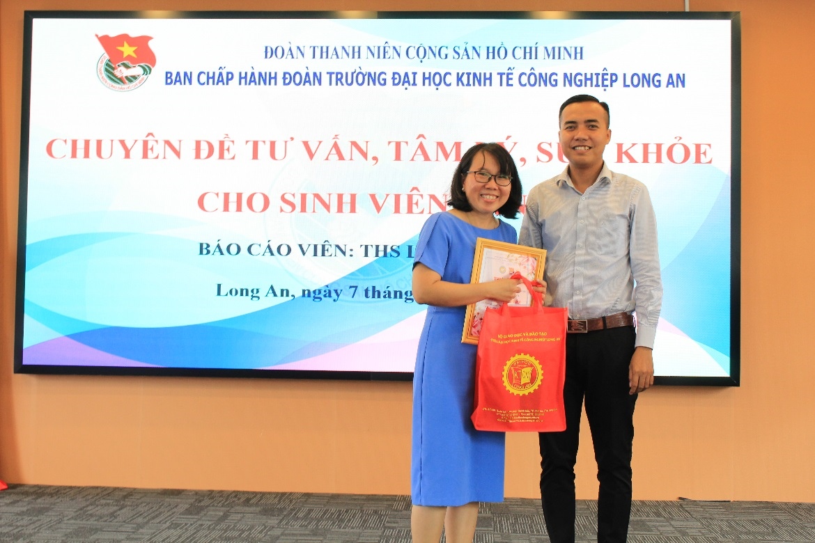 Thư cảm ơn và quà gửi đến báo cáo viên chương trình