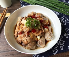 Cuối cùng đổ thêm tỏi ớt và dầu trong chảo lên tô đùi gà nữa là hoàn tất nhé! Món đùi gà luộc sốt nước tương đơn giản này dùng với cơm nóng rất ngon. Cùng Cú Đêm triển ngay món ăn mới lạ này cho bữa cơm gia đình của bạn đi nào!