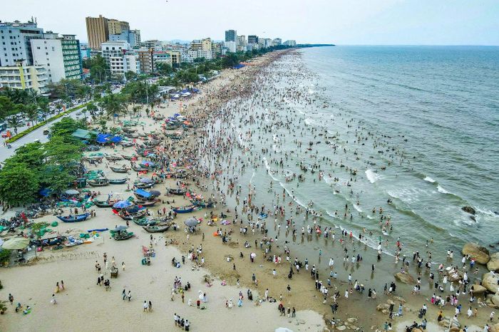 Biển Sầm Sơn, Hải Tiến 'bùng nổ' du khách dịp lễ 30/4 - 1/5 - Báo Thanh Hóa