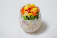 Cho bột báng vào cốc, thêm nước sữa dừa. Thêm đào, kiwi, và bưởi vào. Khi ăn bạn trộn đều là được.