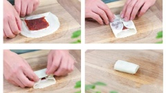 Bánh hấp chín cho ra mặt phẳng, gỡ bỏ giấy chống dính, Dùng muỗng múc củ mài nghiền cho vào giữa, dàn mỏng đều (có hình chữ nhật). Sau đó lúc ít nhân đậu đỏ (khoảng 10g) cho lên trên cùng, dàn đều ra. Cuối cùng gói bánh lại thành cuộn chữ nhật. Làm tương tự cho đến hết nguyên liệu.