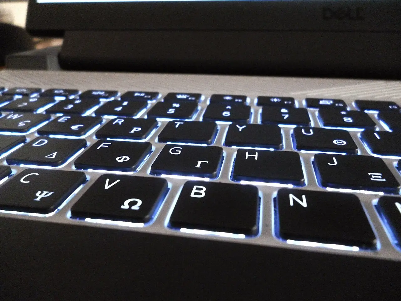 laptop dengan keyboard menyala dipakai untuk mengatur pengaturan Windows 11