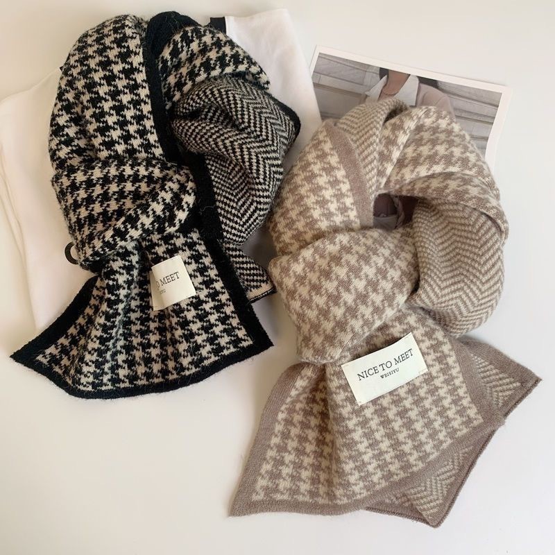 Strickschal mit Hahnentrittmuster