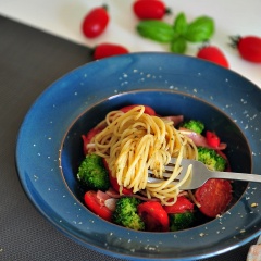 Món mì spaghetti sốt bò băm, sốt thịt viên hay sốt kem không còn lạ lẫm gì với những tín đồ yêu thích món mì Ý. Tuy vậy, bạn đã thử làm món mì spaghetti xào thập cẩm này nhé! Món ăn không chỉ thích hợp để ăn sáng mà cũng rất thích hợp để bạn có một bữa trưa ngon miệng đấy. Với cách chế biến này sợi mì vẫn dai mềm, quyện cùng các loại rau củ và thịt giăm bông sẽ đem đến cho bạn một bữa ăn thật đầy đủ dinh dưỡng.