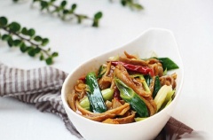 Bày món ăn ra rồi dùng nóng ngay thôi nào! Vị dai dai, giòn giòn đặc trưng của dạ dày kết hợp cùng mùi thơm của tỏi, vị cay cay của ớt vô cùng kích thích vị giác. Hãy cùng mình tham khảo cách làm món ăn này ngay nhé!