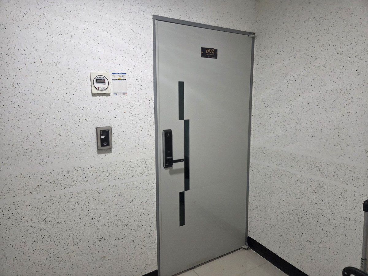 602호 현관문, 호수 표지판과 디지털 도어락