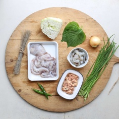 Ruột già heo chà xát muối và giấm cho thật kỹ, rồi rửa sạch, thái nhỏ. Bạch tuộc tươi mua về làm sạch, thoa đều bột mì và xát muối cho thật kỹ rồi rửa sạch. Cắt bạch tuộc thành những khúc ngắn vừa ăn. Hành tây thái nhỏ múi cau. Hẹ thái khúc ngắn. Ớt thái khoanh nhỏ. Bắp cải và lá tía tô thái nhỏ.