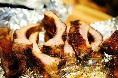 Nếu bạn cho thêm nước sốt barbecue thì trước khi lấy sườn ra khỏi lò 10 phút, bôi nước sốt đều lên hai mặt rồi cho trở lại lò nướng 5 – 10 phút nữa đến khi lớp ngoài bóng lên. Lấy sườn ra cắt nhỏ ăn nóng. Tưới thêm với nước sốt nếu bạn thích. Ăn kèm với rau sống, salad trộn rất ngon. Trang trí và thưởng thức với các loại hoa quả như cam và dứa tạo hương vị mới lạ và đẹp mắt.