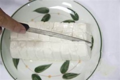 Cắt đậu thành những miếng nhỏ vừa ăn. Tiếp đến là cắt nhỏ lá rong biển ra.