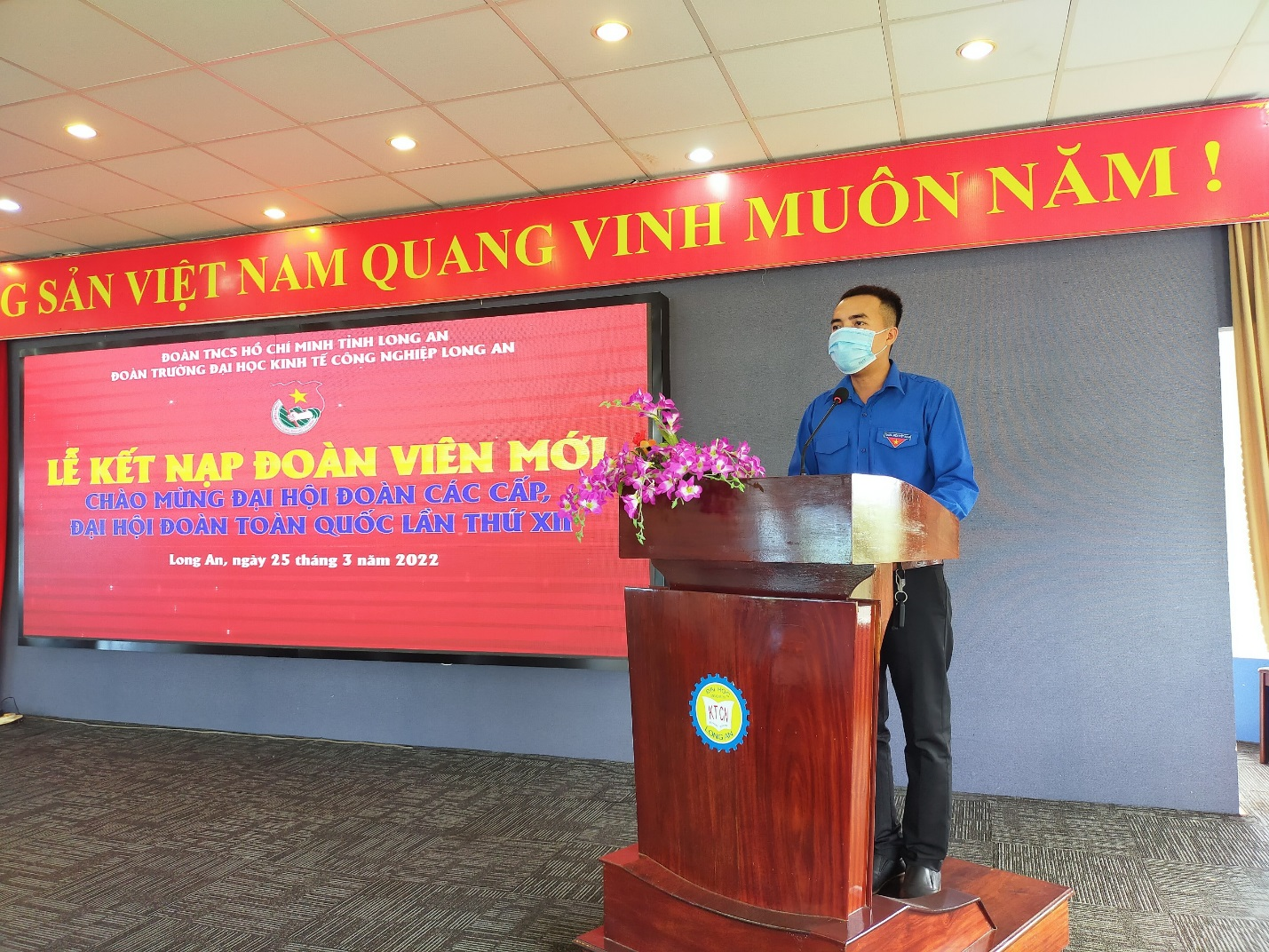 Đồng chí Trương Phú Quí –Phó Bí thư Đoàn trường đọc quyết định kết nạp