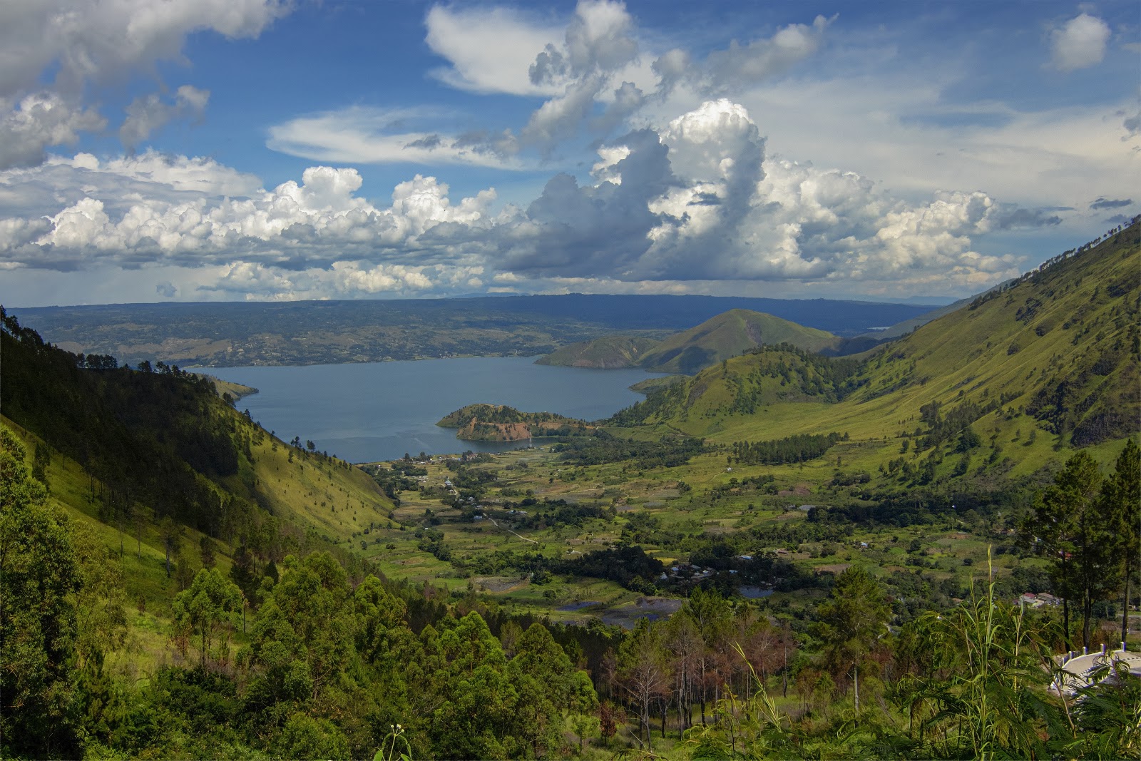 Danau Toba: Warisan Geologi dan Budaya Indonesia Timur dan Barat
