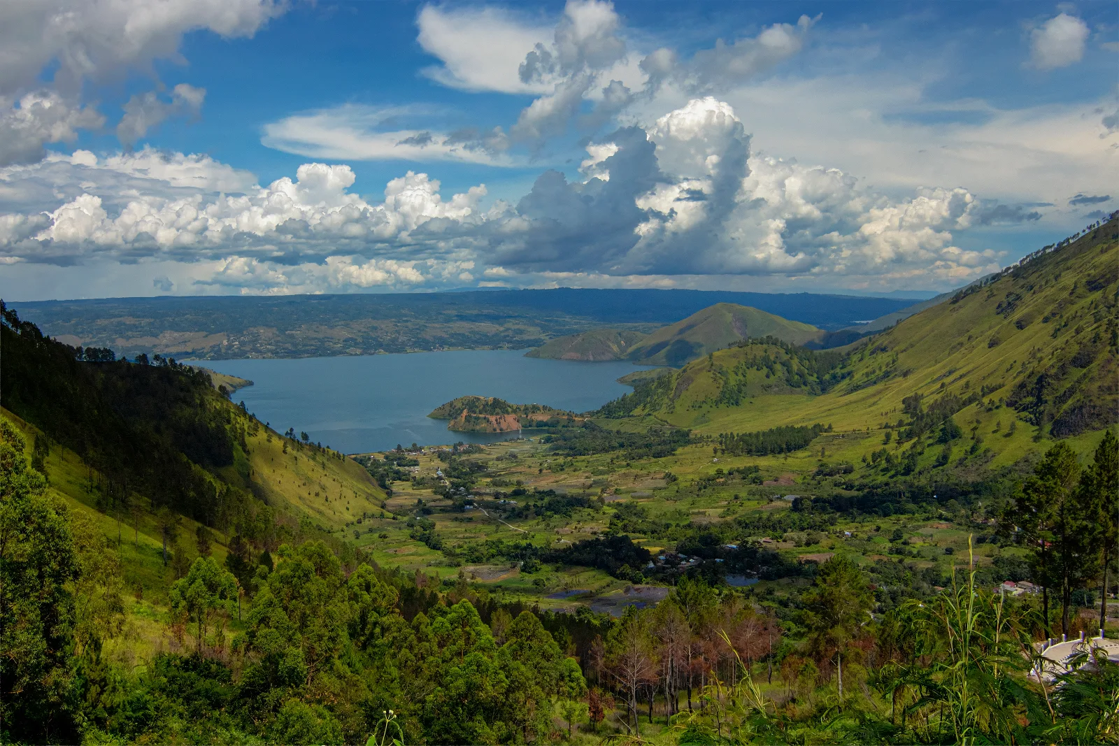 Danau Toba: Warisan Geologi dan Budaya Indonesia Timur dan Barat
