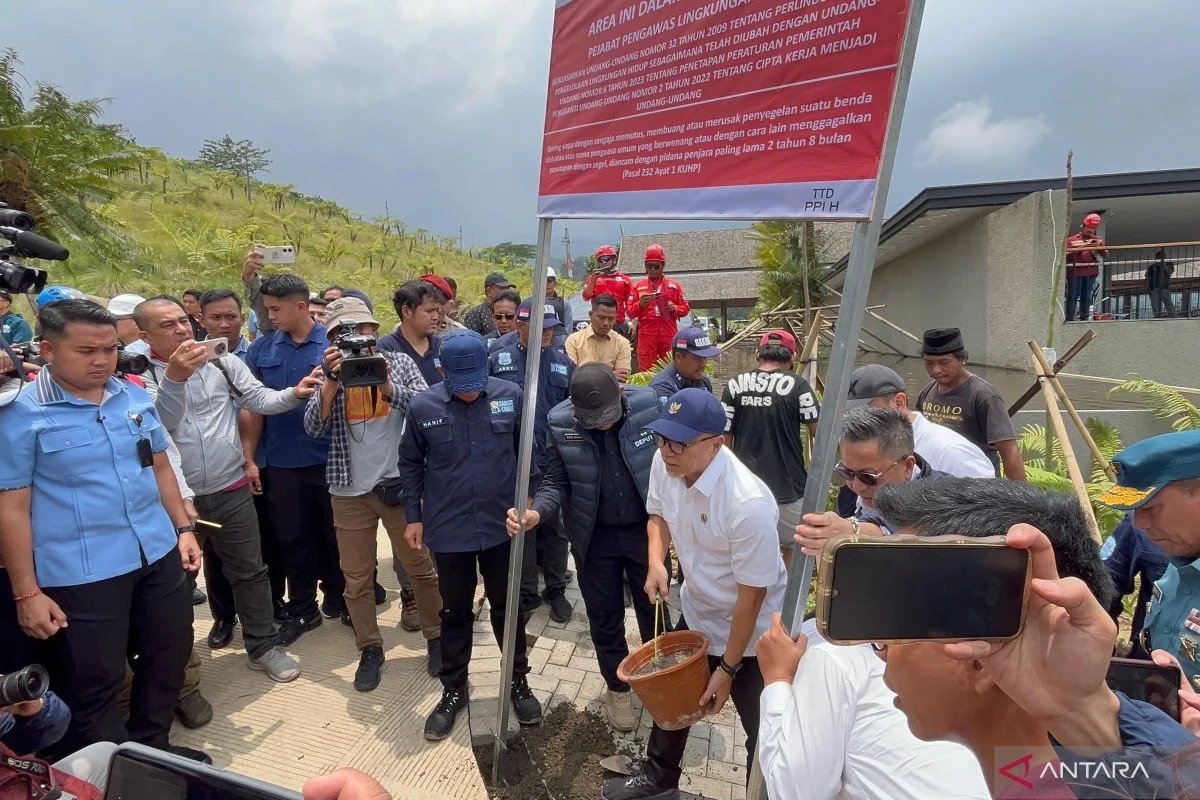 Menteri dan pejabat daerah melakukan penyegelan di kawasan wisata Puncak, Kabupaten Bogor.