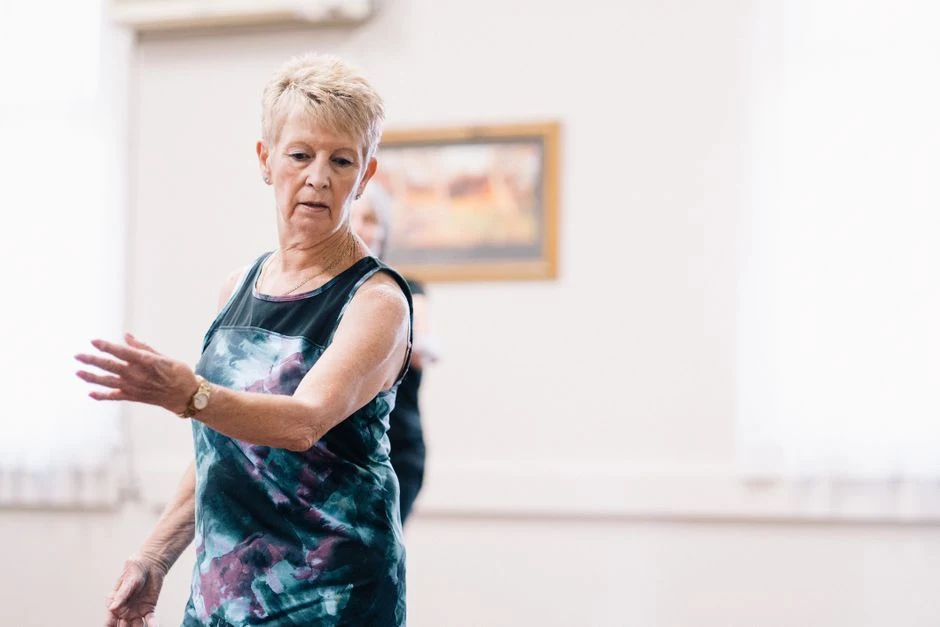 Dançar para expulsar o Parkinson: a terapia que reprograma o cérebro além da medicação