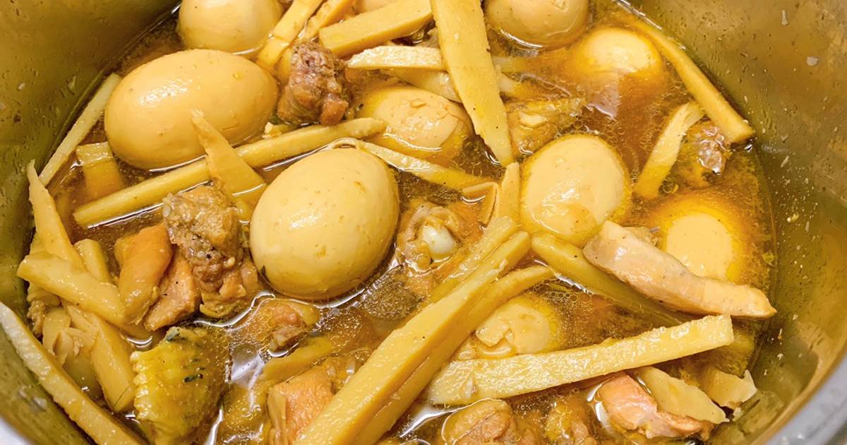Gà kho trứng và măng tươi