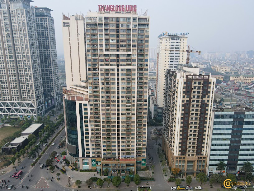 <p>2 Tòa tháp văn phòng cao 17 tầng cung cấp đến 37.068m2 văn phòng cho thuê được thiết kế theo tiêu chuẩn văn phòng hạng B hiện đại với đầy đủ tiện ích. Mặt bằng cho thuê văn phòng linh hoạt chia từ nhỏ đến lớn theo nhu cầu sử dụng của khách hàng.</p>
<p>Khối văn phòng cho thuê nằm tại góc ngã tư, giáp giữa 2 khối nhà ở, trong đó:</p>
<ul>
<li>Tầng 1: có chiều cao 4,5m và diện tích 549m2.</li>
<li>Tầng 2: có chiều cao 4,5m và diện tích 470m2 bố trí khu vực lễ tân, nơi làm việc của quản lý tòa nhà.</li>
<li>Tầng 3 - 17: mỗi tầng có chiều cao 3,3m với diện tích 386m2.</li>
</ul>