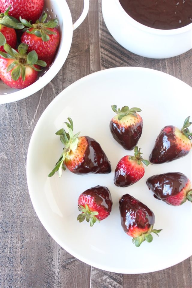 Dâu Tây Nhúng Sốt Chocolate