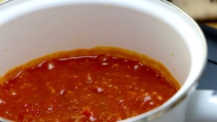 Lúc này thêm cà chua cô đặc (tomato paste) vào, nêm thêm 2 muỗng cà phê đường, 1 muỗng cà phê hạt nêm, khuấy đều cho gia vị hòa tan vào sốt cà chua. Nêm nếm lại cho cá nục kho cà chua vừa miệng.