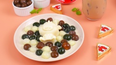 Trân châu viên phô mai ba vị sẽ góp phần giúp ly trà sữa của bạn thơm ngon gấp bội phần đấy. Còn gì hoàn hảo hơn những viên trân châu phô mai thơm ngon dẻo dai tự làm tại nhà kết hợp với hương trà sữa quyến rũ cuốn hút. Hãy cùng Con Bò Cười vào bếp và làm cho mình những viên kim cương trân châu đẹp và ngon tuyệt vời này nào.