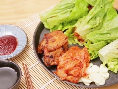Thịt ba chỉ nướng chảo với những lát thịt ba chỉ chín tới, cay béo, thơm ngon, có thể cuộn cùng xà lách. Ăn kèm với kim chi nữa là tuyệt.