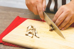 Rửa sạch nấm sau đó cắt sợi vừa ăn.