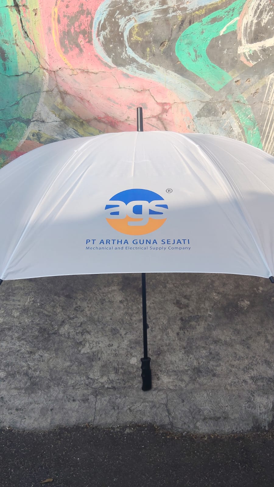 Payung custom abu-abu Artha Guna Sejati — Sekar Printing